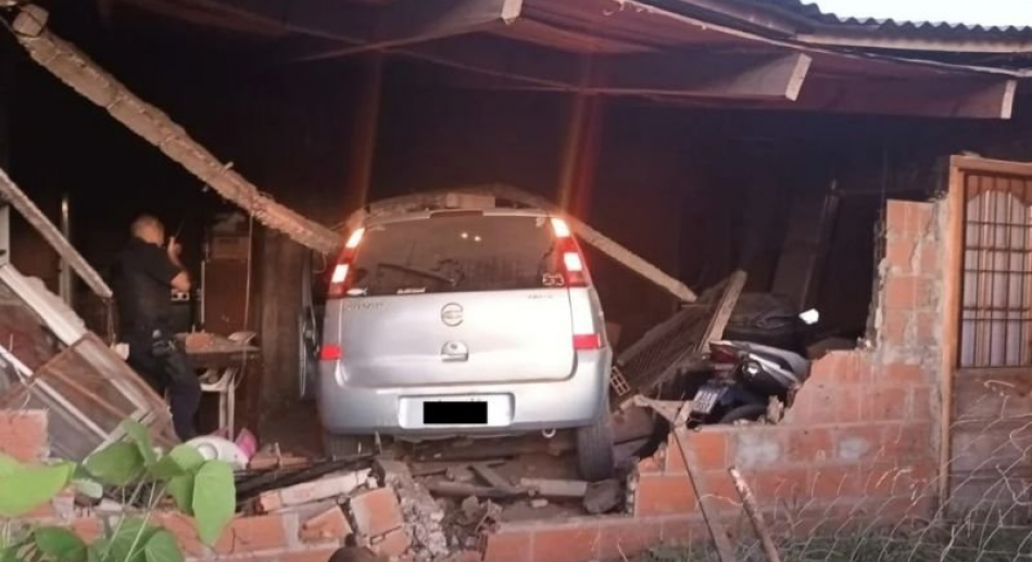 Dos muertos y otro herido por un auto que chocó contra su casa