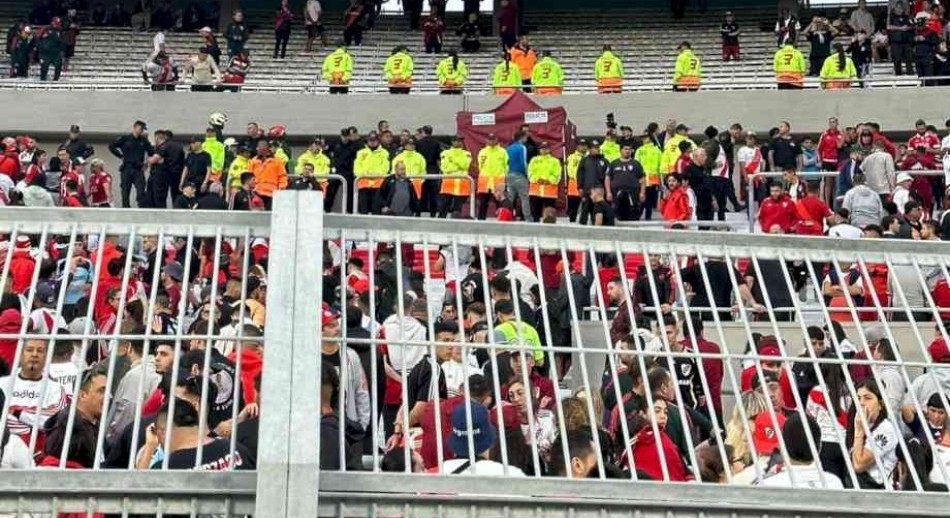River-Defensa y Justicia se suspendió por la muerte de un hincha que cayó desde una tribuna