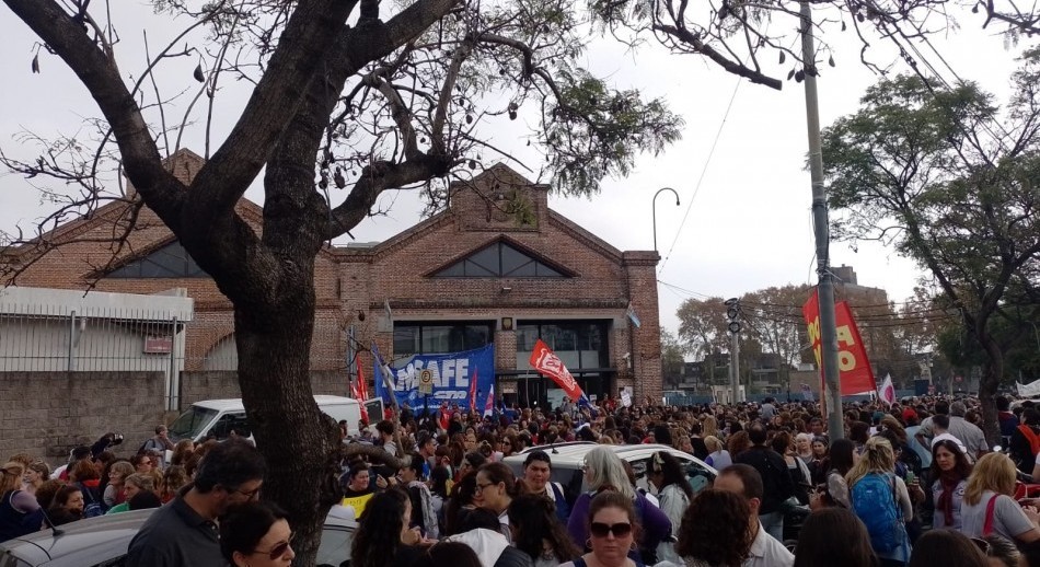 Balearon una escuela en Rosario e hirieron a un niño de 6 años