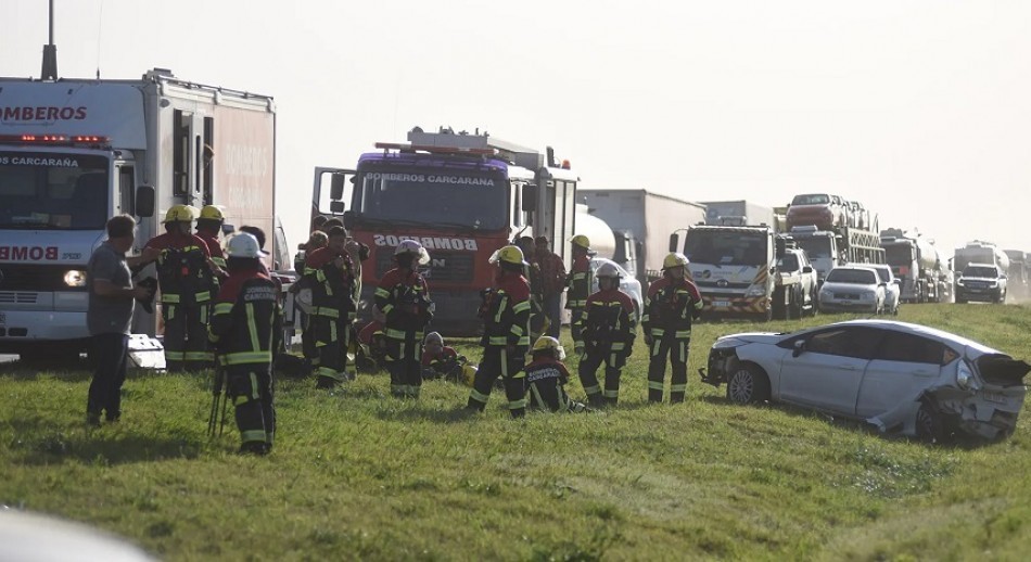 Dos muertos y un choque en cadena de 30 autos por tormentas de viento