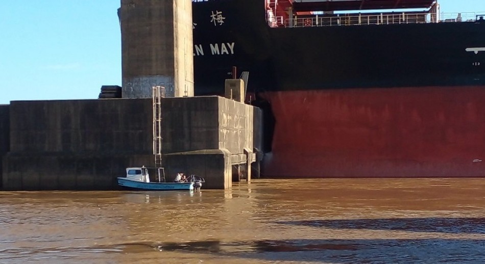 Un barco cerealero embistió una de las columnas del puente Zárate-Brazo Largo