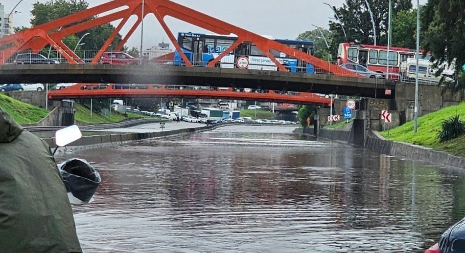 Alerta meteorológica: inundaciones, vuelos suspendidos y destrozos por el temporal