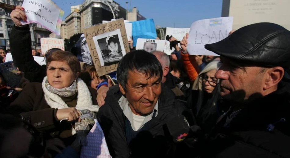 El padre de Loan se descompensó, en una marcha frente al Obelisco