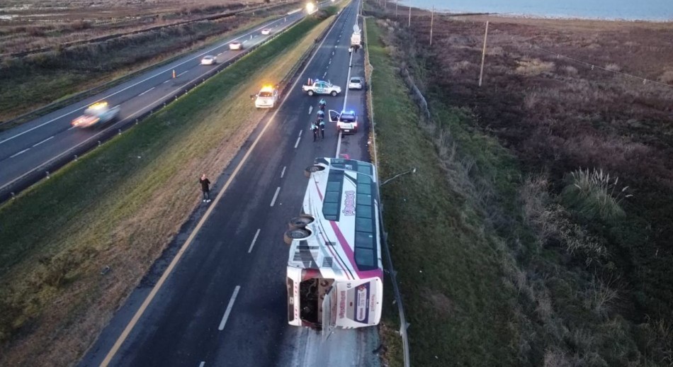 Vuelco en Ruta 2: el micro tenía más de 20 multas, la mayoría por exceso de velocidad