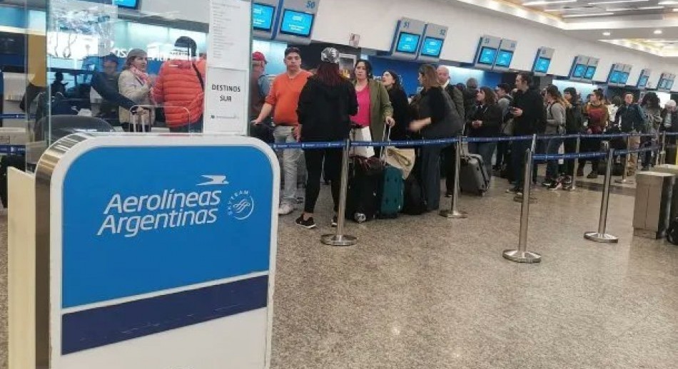 Más de 15 mil pasajeros afectados en Aeroparque y Ezeiza por paro de pilotos