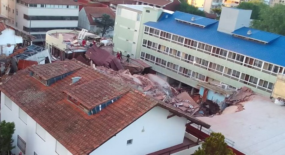 Se derrumbó un edificio de 10 pisos en Villa Gesell: buscan sobrevivientes entre los escombros