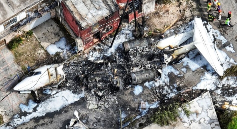 Se despistó un avión en San Fernando y chocó contra una casa: murieron el piloto y el copiloto
