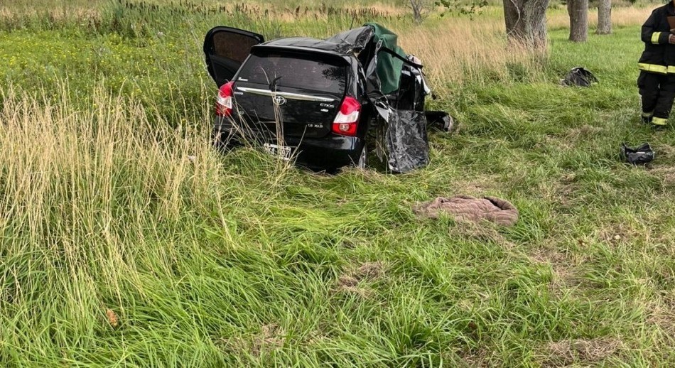 Manejaba a 160 kilómetros por hora, perdió el control y volcó: murieron su esposa y dos de sus hijos