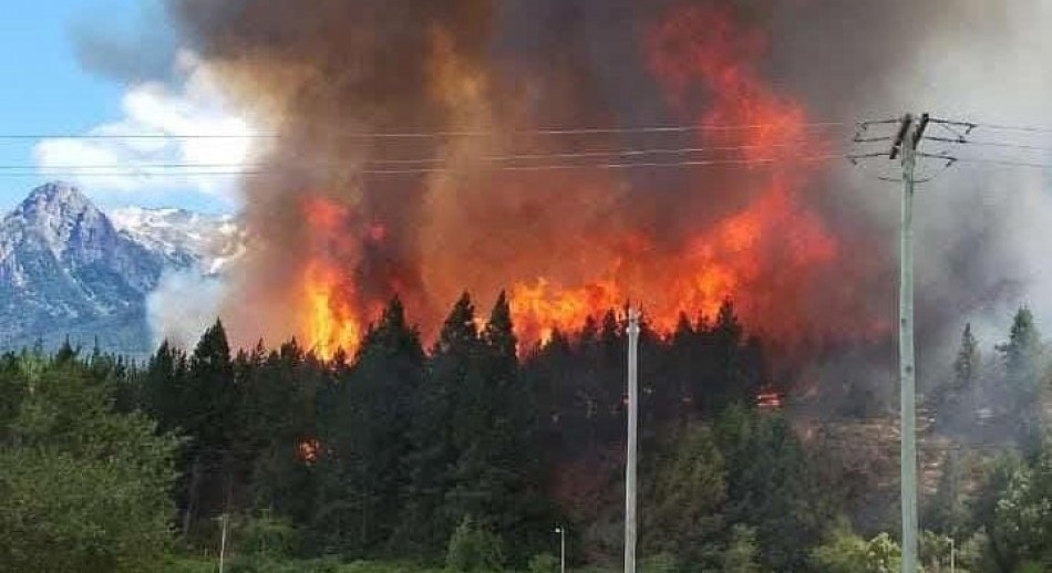 Feroz incendio en Epuyén: se consumieron más de 2 mil hectáreas y debieron evacuar 200 viviendas