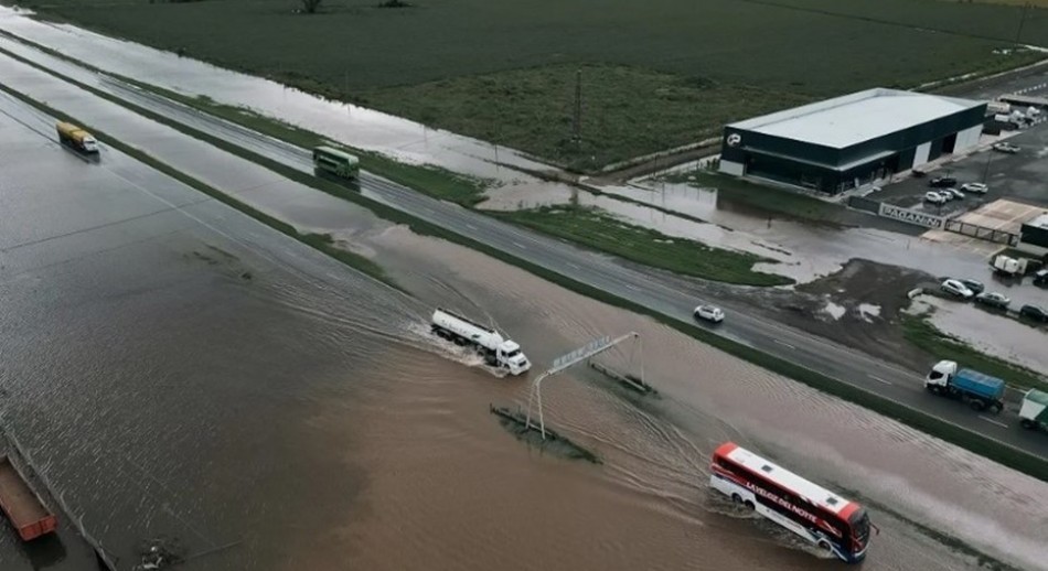 Un helicóptero de la policía rescató a los estudiantes que estaban varados en la Ruta 9